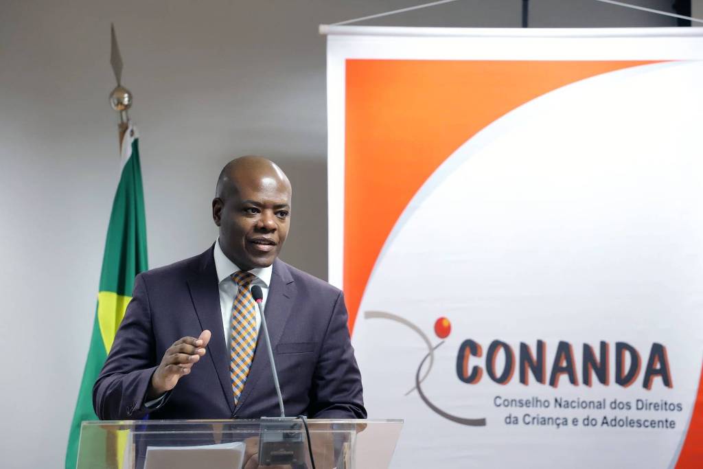 Ministro Silvio Almeida diz ser inadmissível movimento contra vacinação de crianças no país