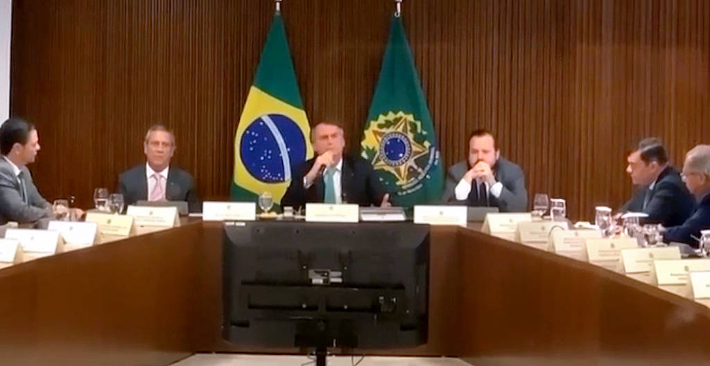 Vídeo apreendido pela Polícia Federal mostra uma reunião em que Jair Bolsonaro convoca seus ministros a fazerem 'alguma coisa' antes das eleições de 2022 para impedir a vitória de Lula