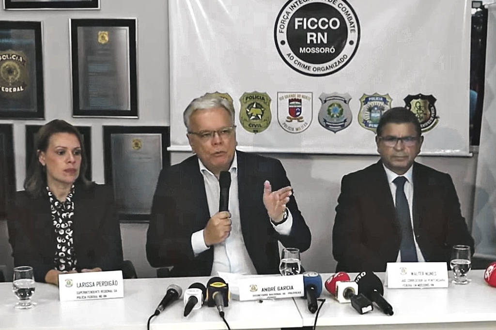 André de Albuquerque Garcia (ao centro), secretário nacional de Políticas Penais, durante entrevista para falar sobre a fuga de dois presos do presídio de segurança máxima federal, em Mossoró; 'Nenhuma das possibilidade estão descartadas', disse