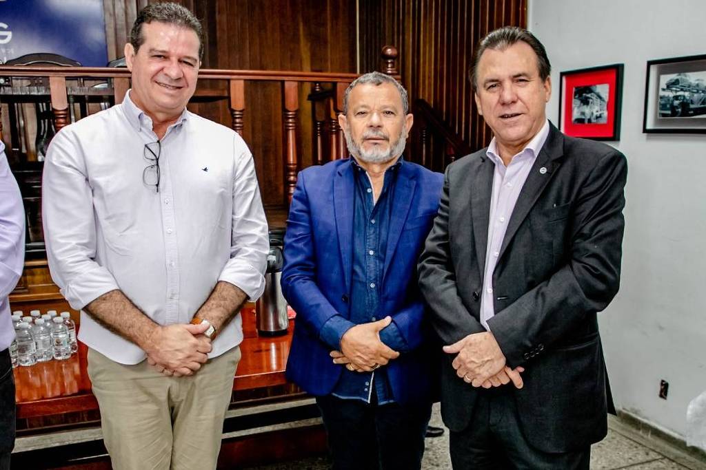 O ministro Luiz Marinho (à dir.), com o presidente do Sinaceg, José Ronaldo Marques da Silva (centro), e o pré-candidato Luiz Fernando Teixeira O ministro Luiz Marinho (à dir.), com o presidente do Sinaceg, José Ronaldo Marques da Silva (centro), e o pré-candidato Luiz Fernando Teixeira