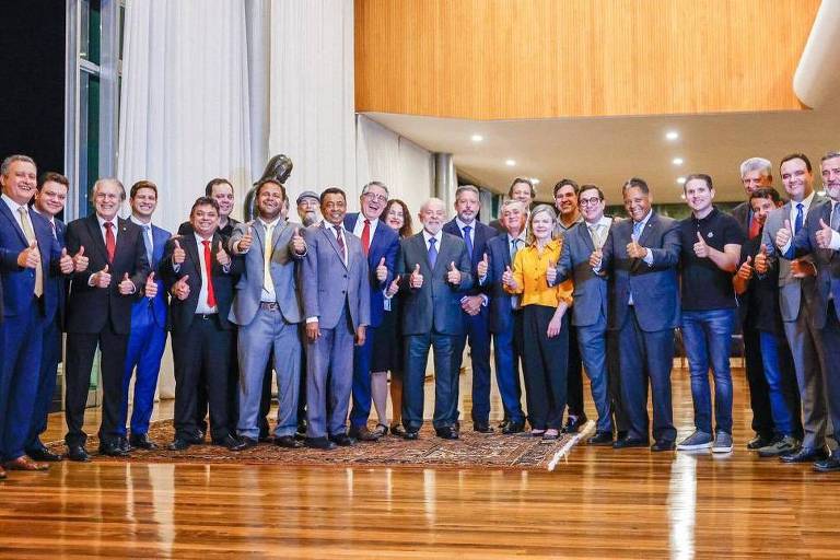 O presidente Lula, Arthur Lira e líderes da Câmara em reunião no Palácio da Alvorada