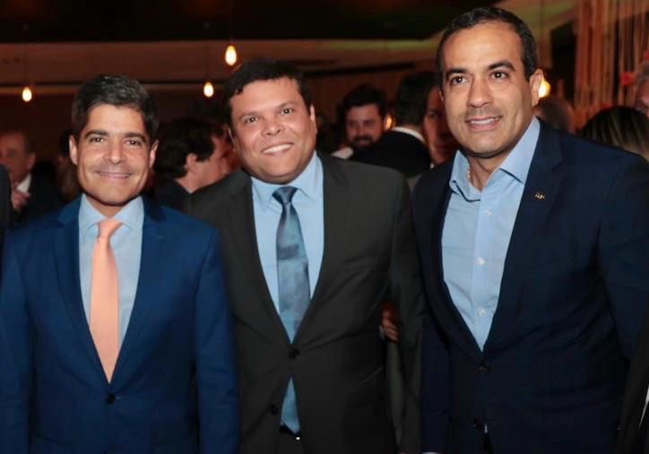 Igor Dominguez é formado em Administração de Empresas, pela Faculdade Jorge Amado, e em Direito, pela Faculdade Dois de Julho Igor Dominguez é formado em Administração de Empresas, pela Faculdade Jorge Amado, e em Direito, pela Faculdade Dois de Julho