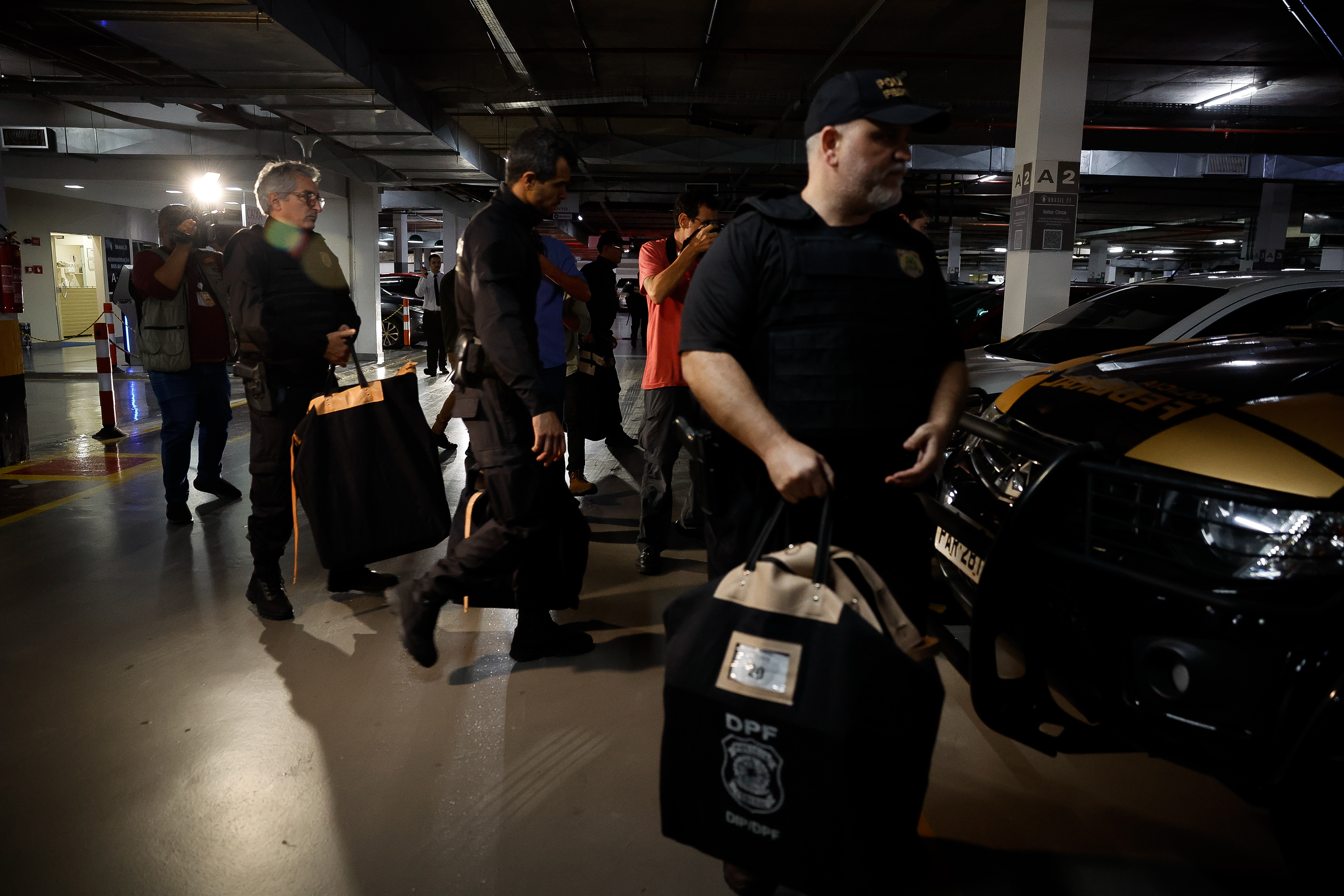 Policiais federais cumprem mandado de busca e apreensão na sede do PL, em Brasília