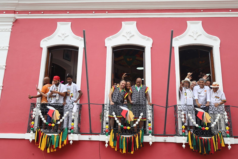 O governador Jerônimo Rodrigues acompanhou a saída do Olodum