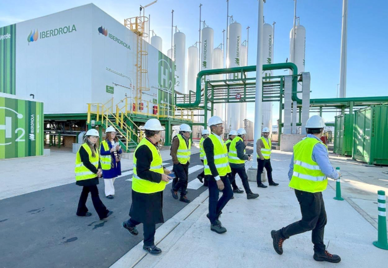 Imagem de Governador visita planta de produção de hidrogênio verde em última agenda na Espanha