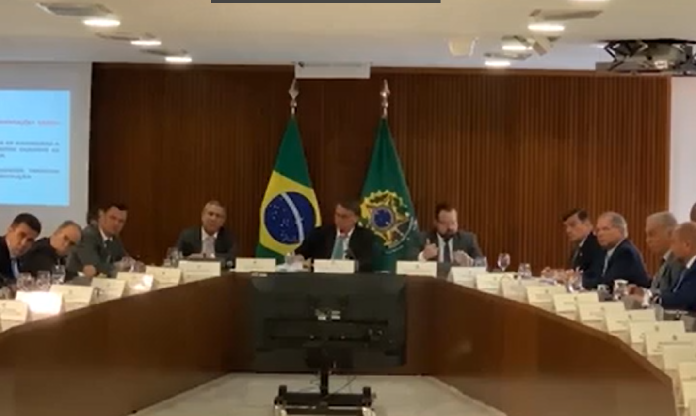 Bolsonaro e auxiliares planejaram golpe durante reunião 