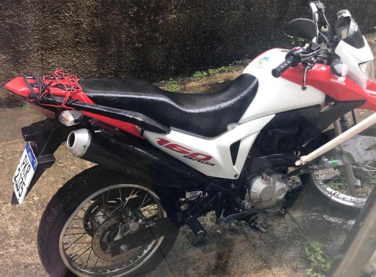 Uma motocicleta com chassi e motor adulterados e um revólver calibre 22, municiado, foram apreendidos com o suspeito