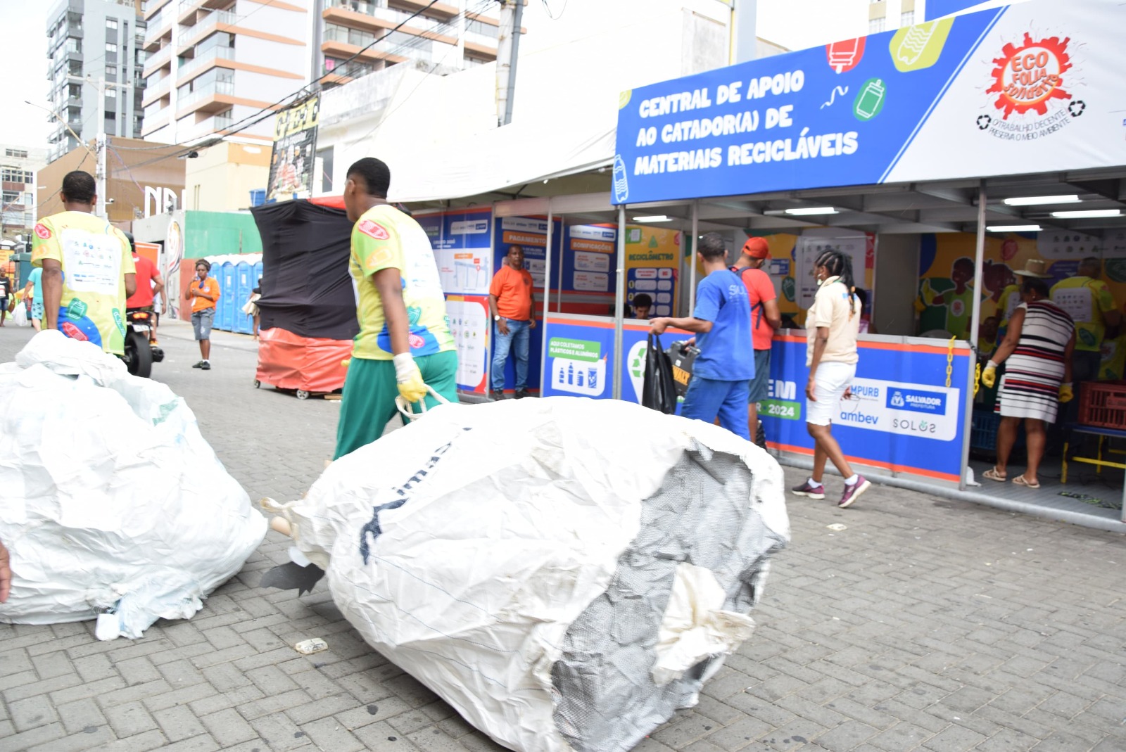 Os catadores de recicláveis contam com o suporte das centrais instaladas em pontos estratégicos do circuito