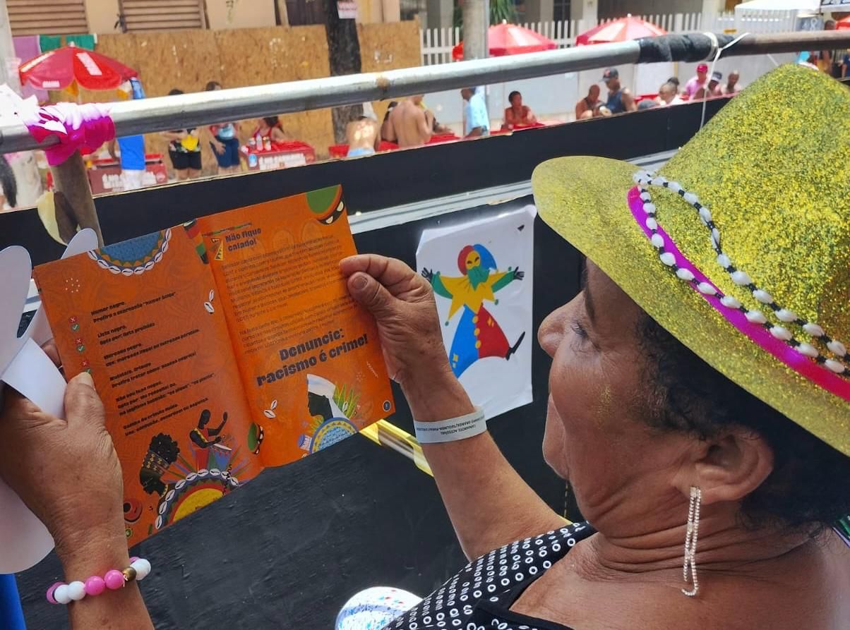 A prefeitura de Salvador lançou uma cartilha de combate ao racismo com orientações para foliões A prefeitura de Salvador lançou uma cartilha de combate ao racismo com orientações para foliões