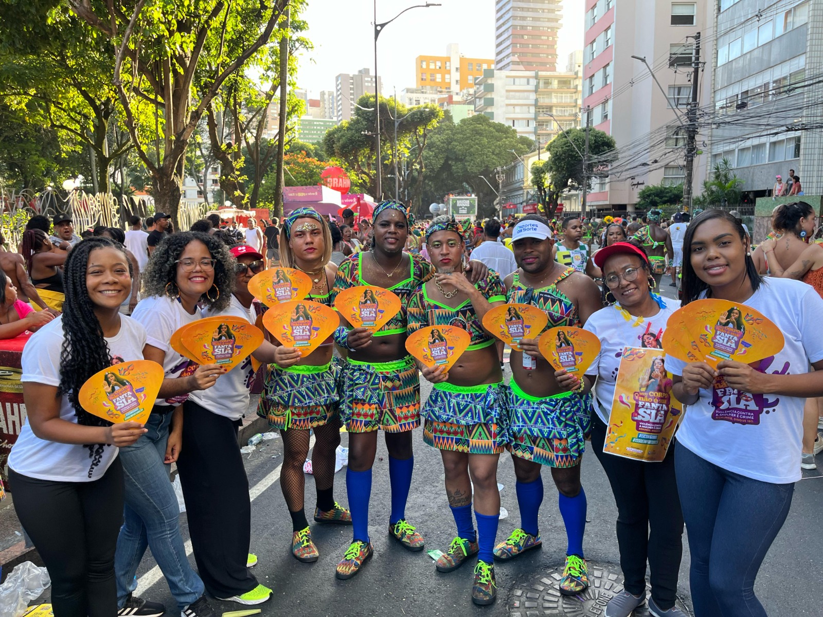 A ação integra a iniciativa internacionalmente reconhecida que busca conscientizar foliões sobre o respeito às mulheres e combater a violência e a importunação sexual durante as festas carnavalescas. A ação integra a iniciativa internacionalmente reconhecida que busca conscientizar foliões sobre o respeito às mulheres e combater a violência e a importunação sexual durante as festas carnavalescas.