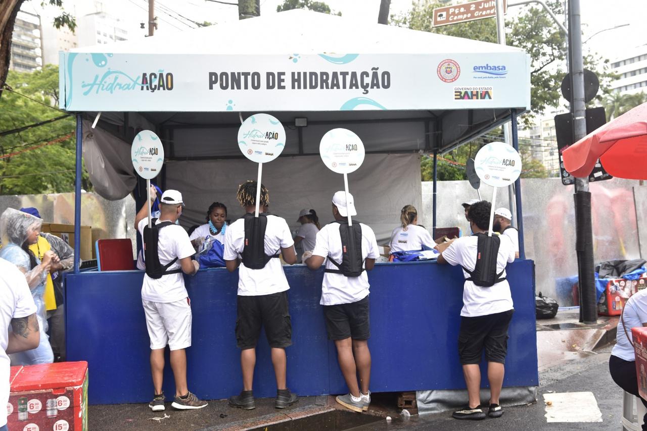 Projeto HidratAção contou com cinco ilhas de hidratação e equipes volantes de distribuição de água Projeto HidratAção contou com cinco ilhas de hidratação e equipes volantes de distribuição de água
