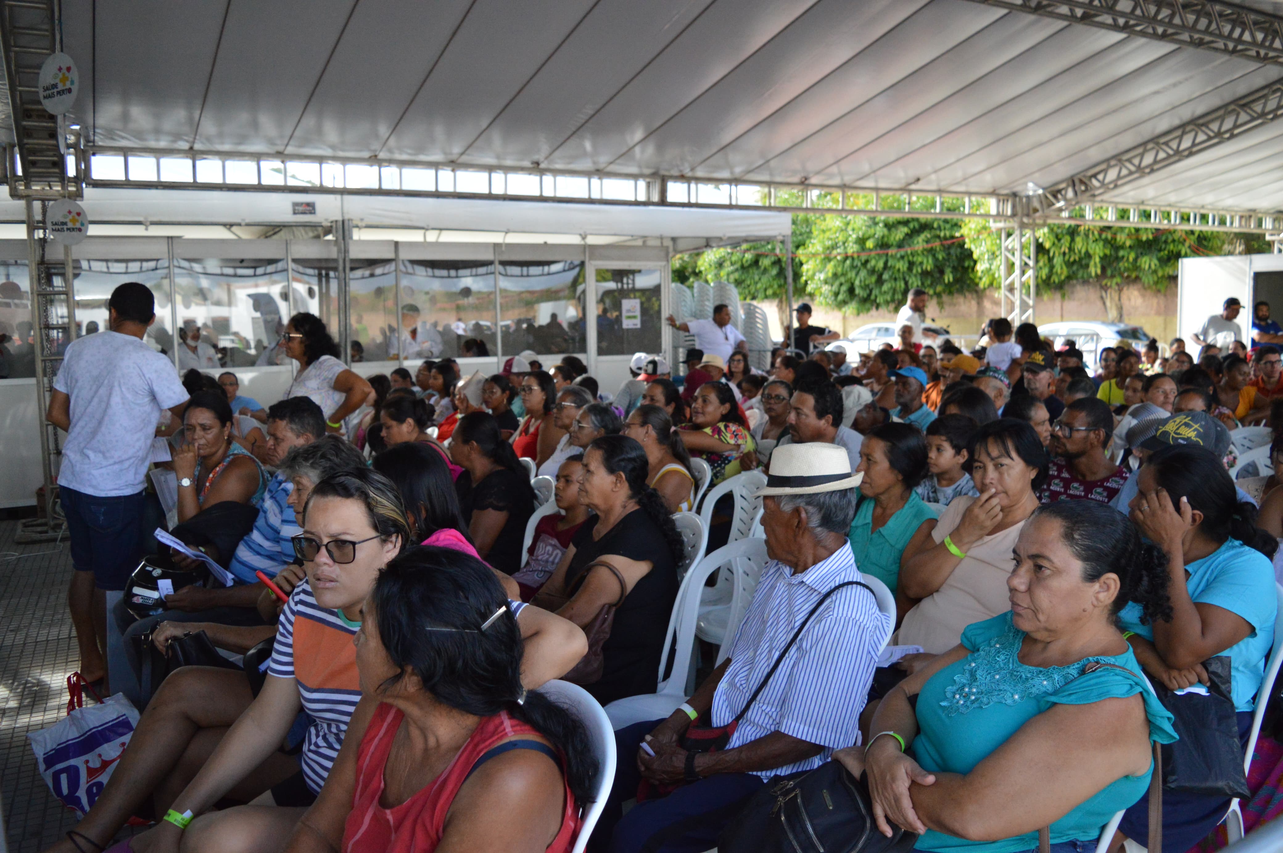Centenas de pessoas foram até a Praça de Eventos Valmir Matos para aproveitar os serviços gratuitos oferecidos na Feira, realizada pela Secretaria da Saúde do Estado da Bahia (Sesab)