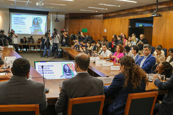 Prova reunirá mais de 2,1 milhões de candidatos e oferecerá 6.640 vagas disponíveis para 21 órgãos da administração pública federal