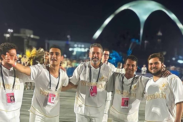 O deputado Arthur Lira (ao centro) durante o desfile no Rio de Janeiro, no domingo (11) 