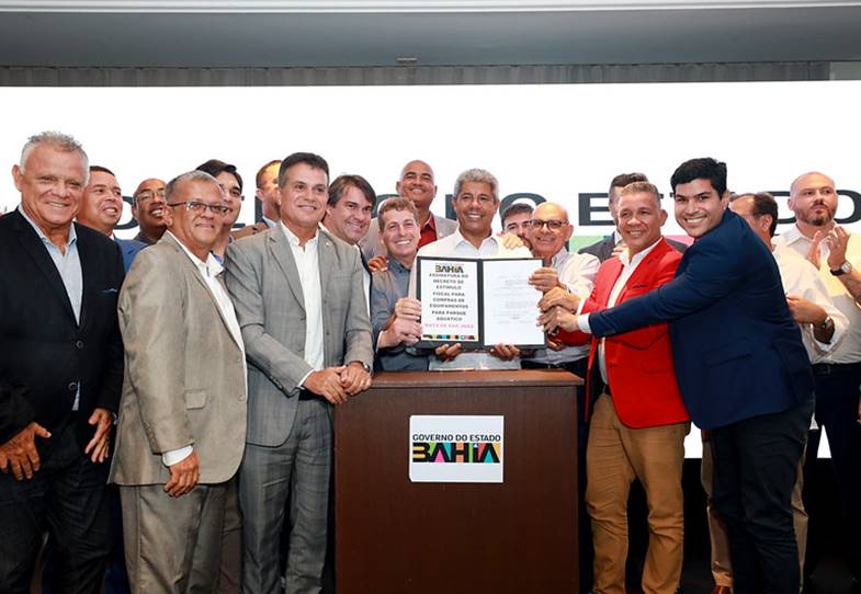 Decreto foi assinado durante evento em Costa do Sauípe, no qual foi anunciada a construção de um parque aquático temático na região