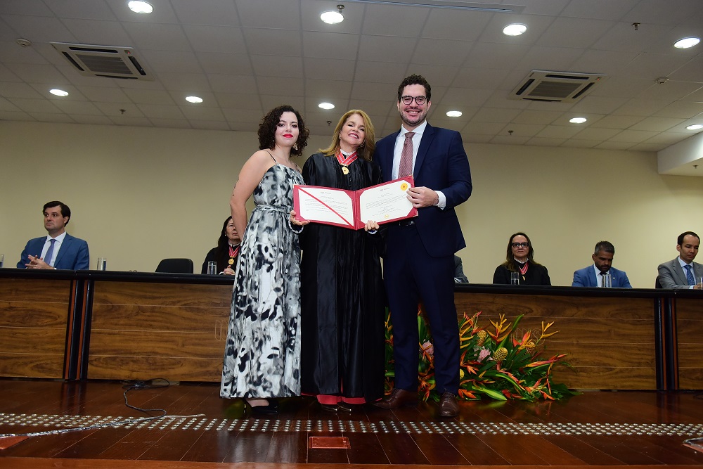 Agradecimentos à família, a promotores de Justiça, juízes, defensores públicos e servidores do Ministério Público estadual marcaram o discurso de posse de Alba Helena Pimentel do Lago