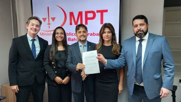 O acordo foi assinado na sede do MPT em Salvador com a presença do procurador Ilan Fonseca, da superintendente Evelyn Negrão, do procurador Rômulo Almeida, da vice-procuradora-chefe Letícia Vieira e de presidente dos Correios, Fabrício Silva dos Santos O acordo foi assinado na sede do MPT em Salvador com a presença do procurador Ilan Fonseca, da superintendente Evelyn Negrão, do procurador Rômulo Almeida, da vice-procuradora-chefe Letícia Vieira e de presidente dos Correios, Fabrício Silva dos Santos