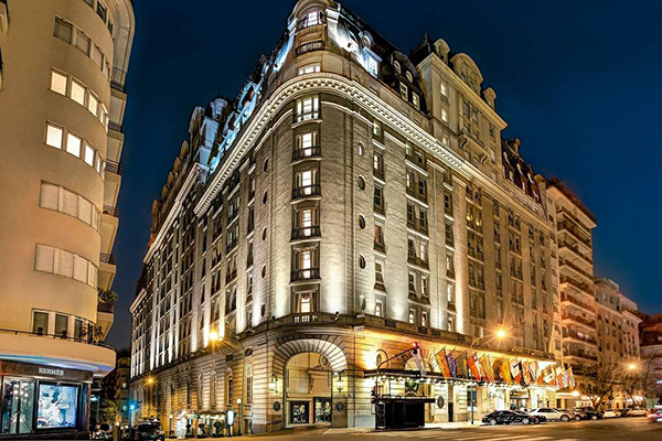Fachada do Alvear Palace, hotel de luxo localizado no bairro da Recoleta, em Buenos Aires Fachada do Alvear Palace, hotel de luxo localizado no bairro da Recoleta, em Buenos Aires