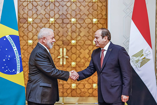 Lula cumprimenta o ditador do Egito, Abdel Fattah al-Sisi, no Palácio Presidencial de Heliópolis, no Cairo 