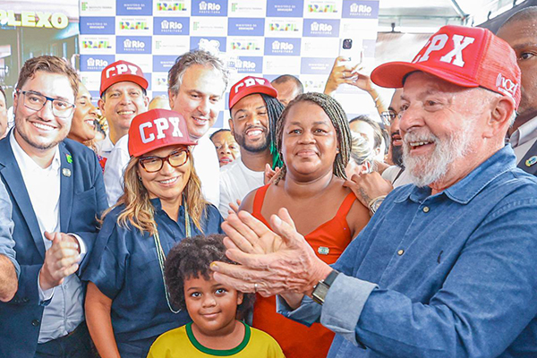 O presidente Lula (PT) em evento no Complexo do Alemão, nesta quarta-feira (7)