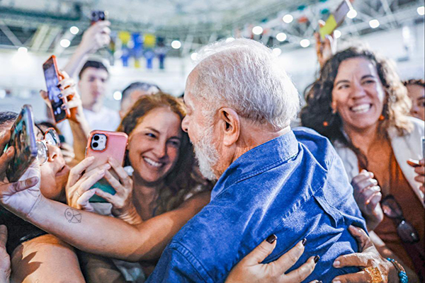Presidente foi à cidade para anunciar investimentos na área da saúde e educação e inaugurar uma escola com o nome de seu neto