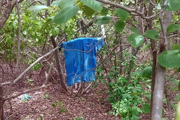 Roupa deixada por um dos fugitivos da penitenciário federal de Mossoró, no Rio Grande do Norte