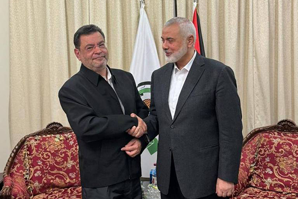 O presidente do PCO, Rui Pimenta (à esq.), em encontro com o líder do Hamas Ismail Haniyeh