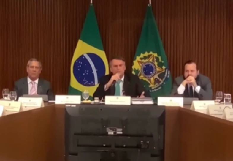 Em trechos de gravação do encontro, divulgados pelo jornal ‘O Globo’, Bolsonaro pediu ‘reação’ contra urnas antes das eleições; ministros que participaram do encontro são alvos da Polícia Federal