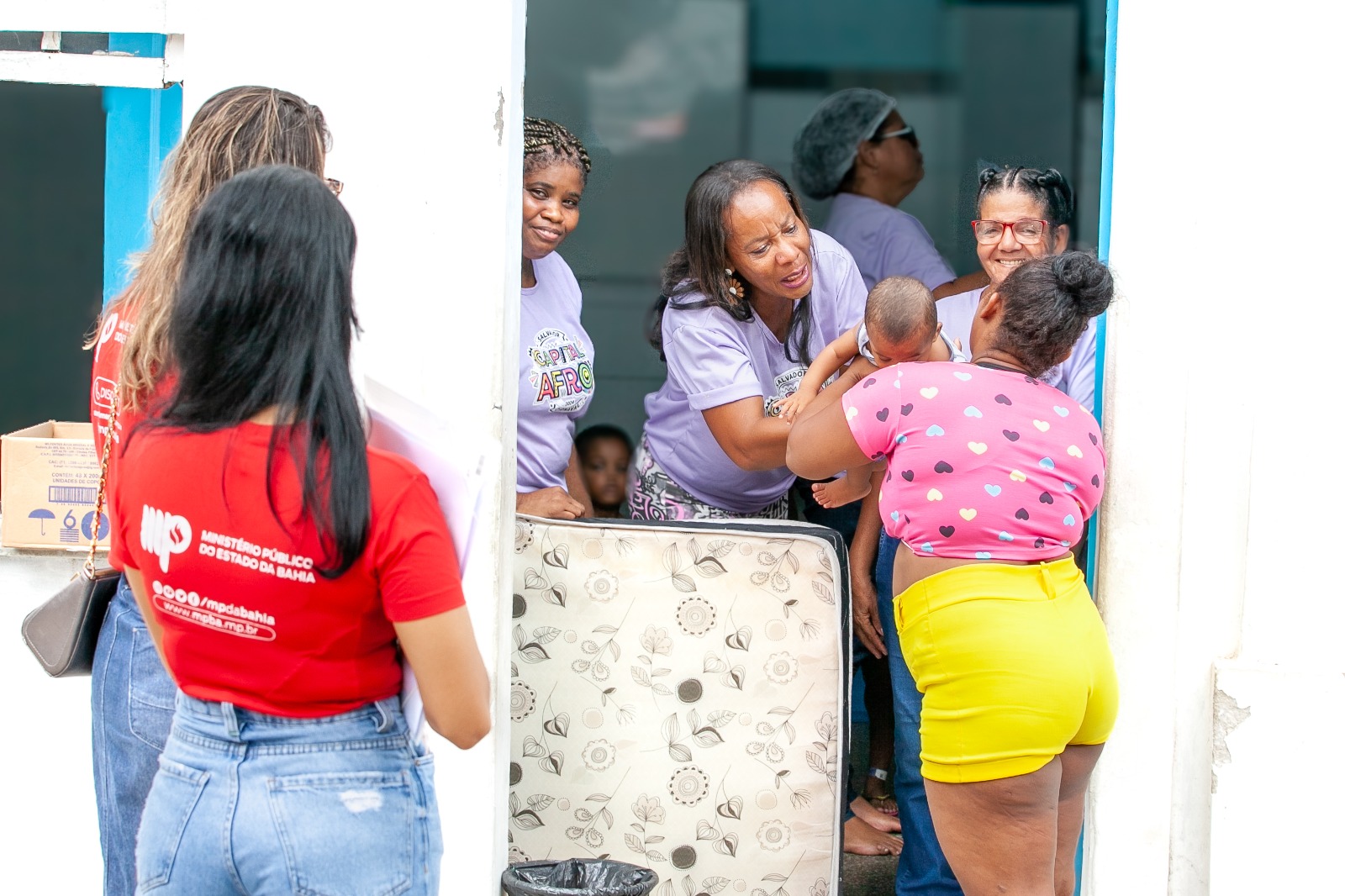 Entre eles, seu bebê de seis meses que “resistiu” por poucos minutos a ir para o colo da mãe. Entre eles, seu bebê de seis meses que “resistiu” por poucos minutos a ir para o colo da mãe.