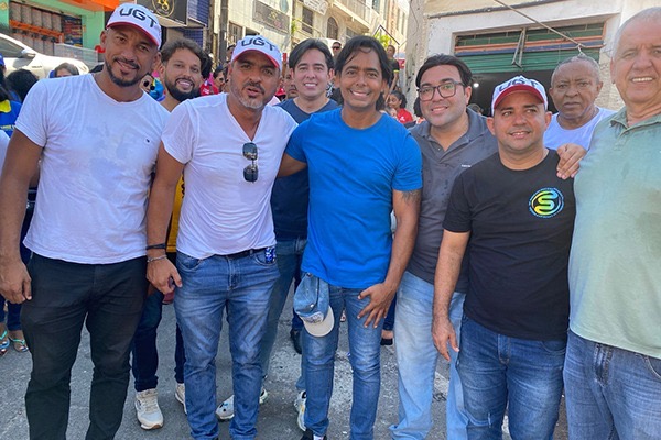 Presidente da UGT-BA, ao centro, participou de ato com o prefeito de Candeias Presidente da UGT-BA, ao centro, participou de ato com o prefeito de Candeias