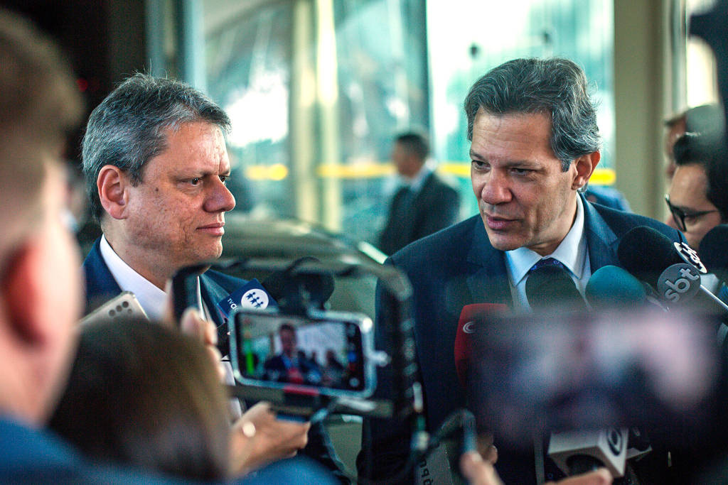 O governador de São Paulo, Tarcísio de Freitas, e o ministro da Fazenda, Fernando Haddad, depois de reunião na sede da pasta em julho de 2023