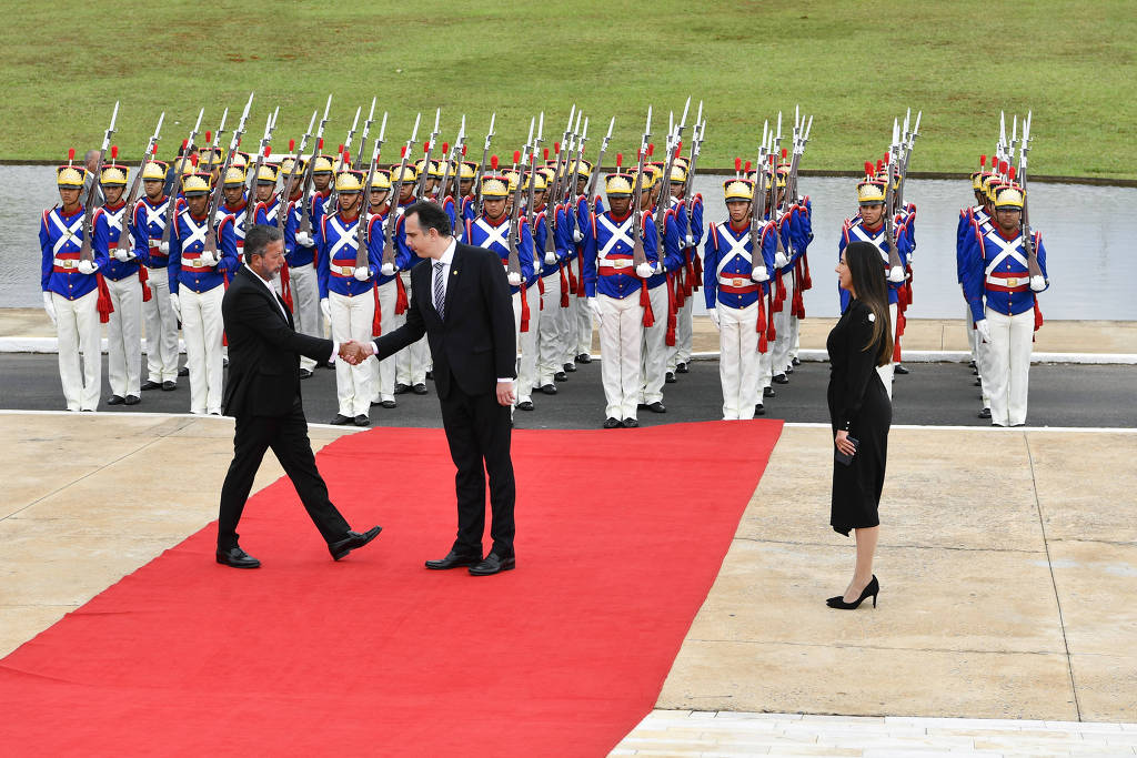 Presidente do Senado, Rodrigo Pacheco (PSD-MG), cumprimenta presidente da Câmara, Arthur Lira (PP-AL), na abertura do ano legislativo