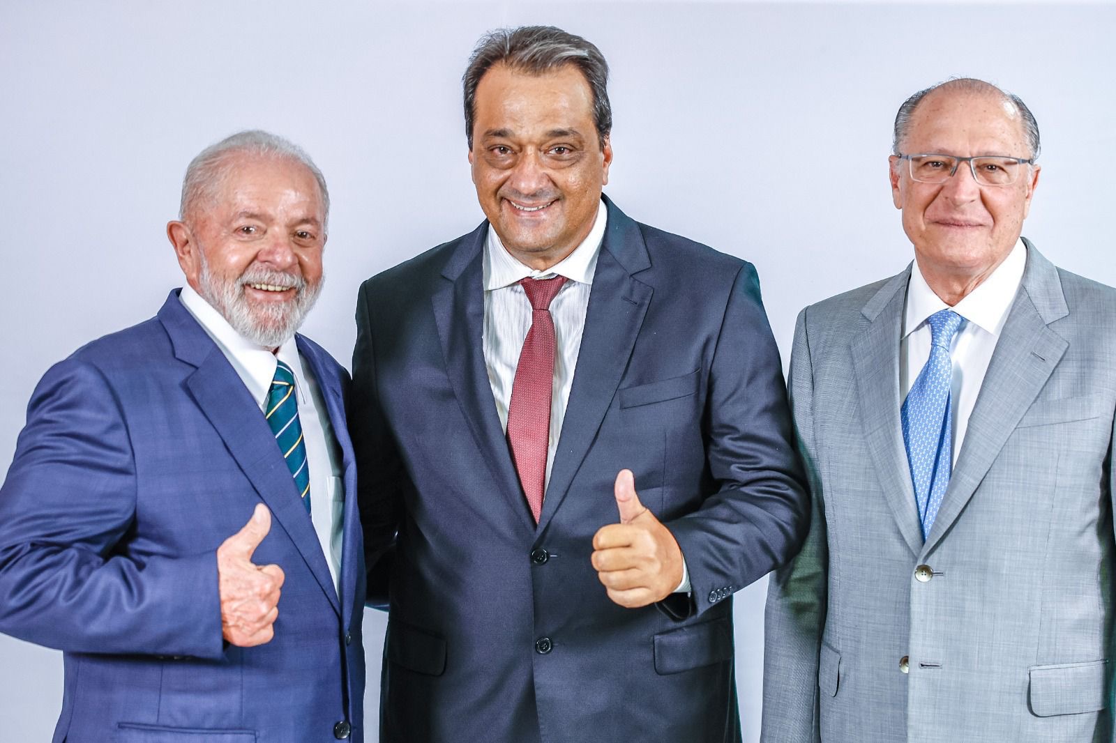 Imagem de Ex-prefeito de Macaúbas é recebido por Lula após solenidade de entrega de IFs