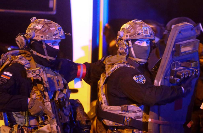 Soldados de força de operações especiais cercam o Crocus City Hall 