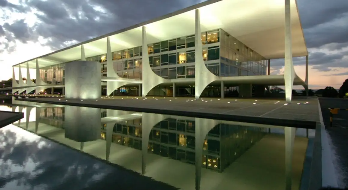 Para autoridades no exercício do cargo, penalidade é a advertência