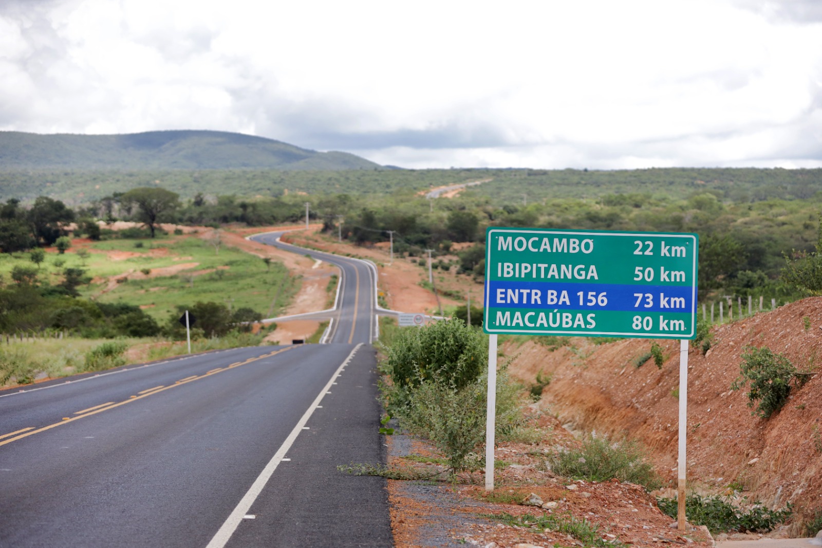 Na oportunidade foi entregue a pavimentação do trecho que liga Ibitiara a Ibipitanga, e corta os distritos de Mocambo (Ibitiara) e Jurema (Ibiapitanga) Na oportunidade foi entregue a pavimentação do trecho que liga Ibitiara a Ibipitanga, e corta os distritos de Mocambo (Ibitiara) e Jurema (Ibiapitanga)