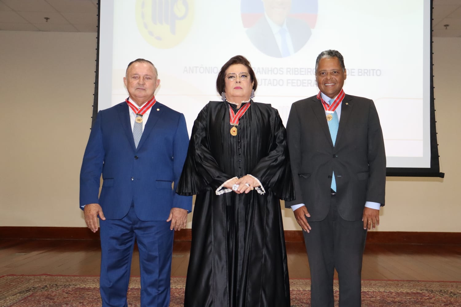 Concedida a personalidades e organizações que tenham se destacado na defesa dos direitos inerentes ao exercício da cidadania plen