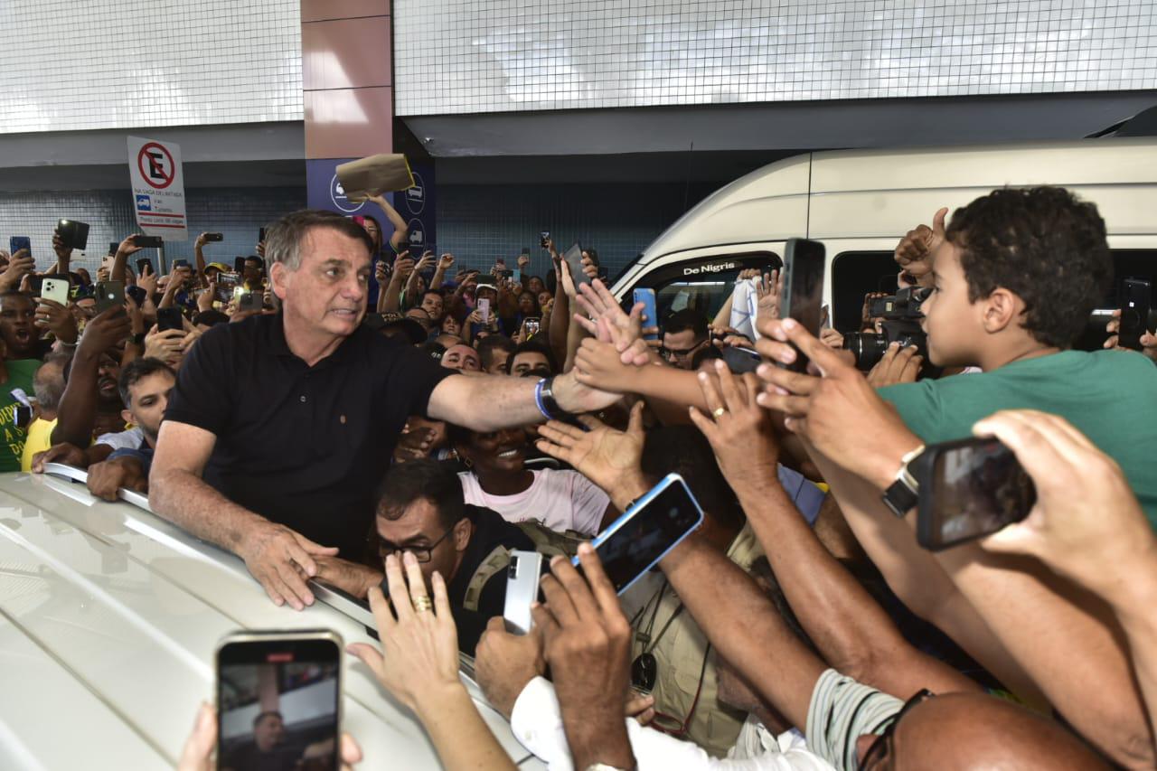 Bolsonaro é recebido por multidão no aeroporto de Salvador Bolsonaro é recebido por multidão no aeroporto de Salvador