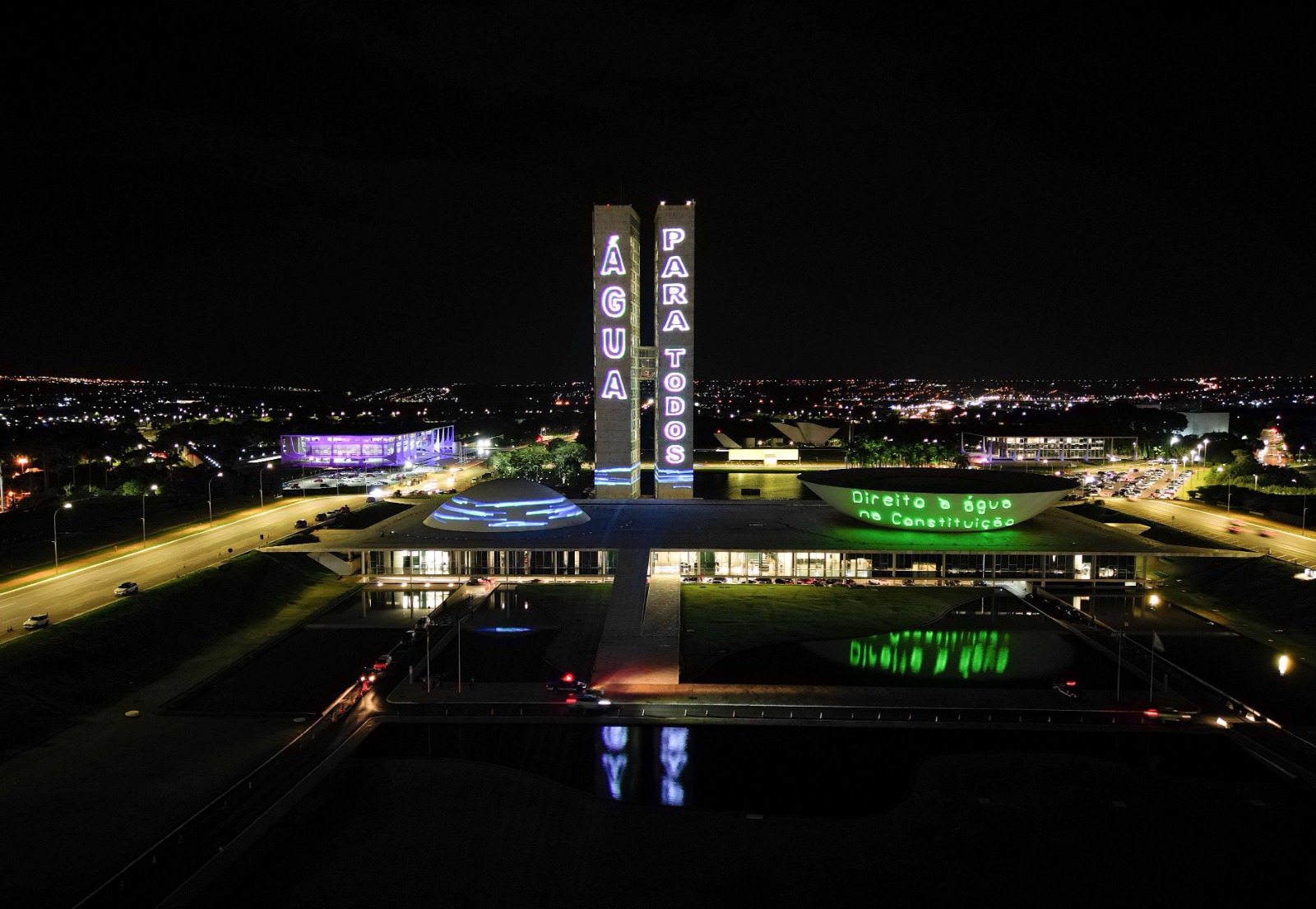 Foram projetadas diversas frases, como “Água para todos”, “Direito à água na Constituição” e “Garantia do acesso à Água”
