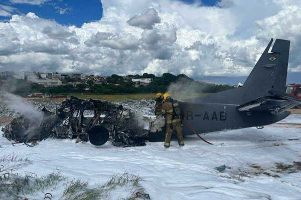 Bombeiros usam espuma para apagar chamas após queda de avião da Polícia Federal no aeroporto da Pampulha, em Belo Horizonte, nesta quarta (6)