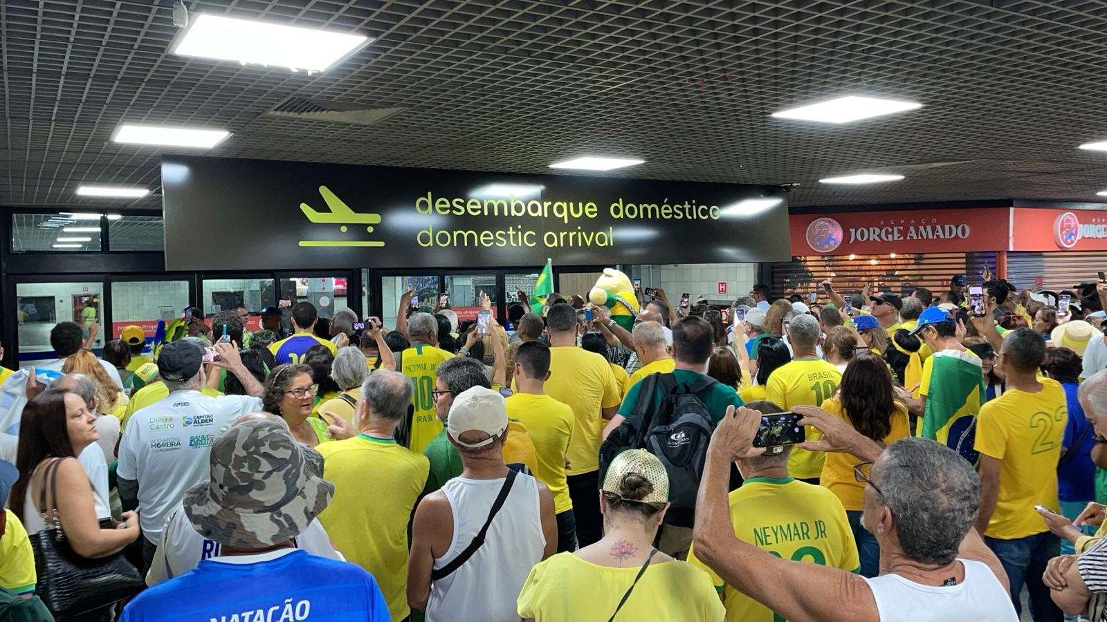 Apoiadores do ex-presidente Jair Bolsonaro aguardam ex-chefe do Executivo