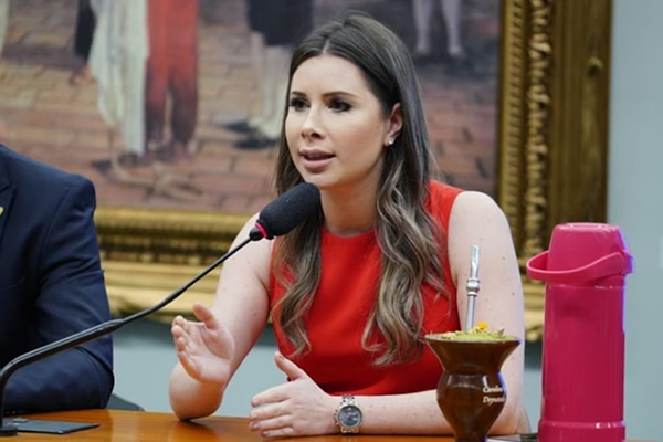 A deputada federal Caroline de Toni chamou Lula de "ex-presidiário" em cinco ocasiões na Câmara dos Deputados