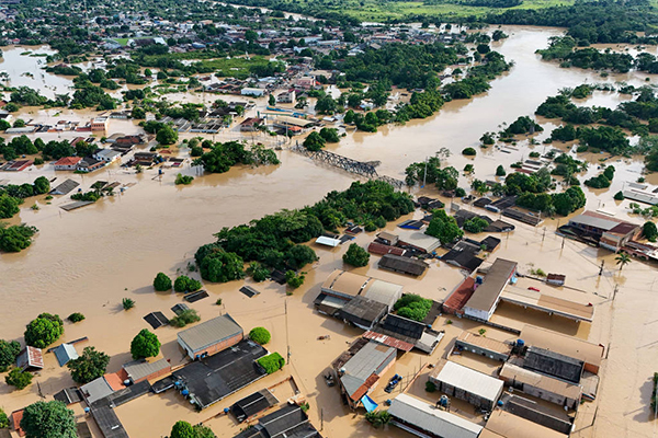 Cheia do rio Acre inunda município de Brasileia, na fronteira com a Bolívia