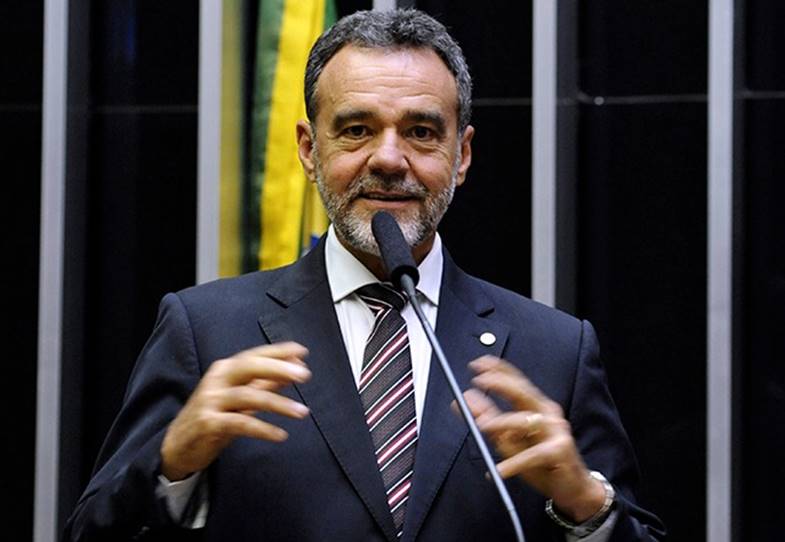 Imagem de Daniel Almeida diz que pautas importantes são secundarizadas porque 'só falam de ódio, ataques e armas'