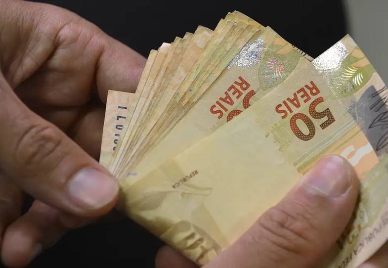 Mulheres contraem mais dívidas e são mais empenhadas em quitá-las