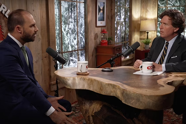 O deputado federal Eduardo Bolsonaro (PL-SP) em entrevista ao jornalista americano Tucker Carlson O deputado federal Eduardo Bolsonaro (PL-SP) em entrevista ao jornalista americano Tucker Carlson