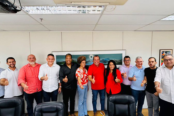 O vice-governador Geraldo Júnior (MDB), pré-candidato a prefeito de Salvador, com líderes de partidos aliados