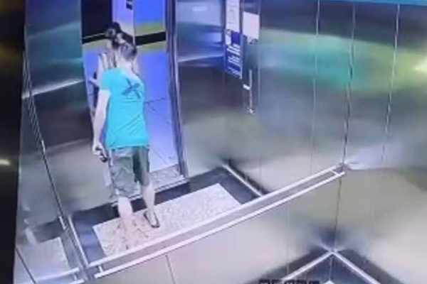 Câmera dentro de elevador mostra momento em que homem passa a mão nas nádegas de uma mulher