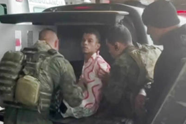 Homem se entrega após fazer reféns em ônibus na rodoviária do Rio 