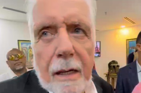Senador Jaques Wagner, o pai da 'criança' Senador Jaques Wagner, o pai da 'criança'